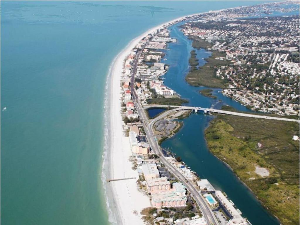 Spacious Beach House Unit,Beautifully Furnished 2 Bed 2Bath./2Min.Walk To Beach Clearwater Beach Exterior photo