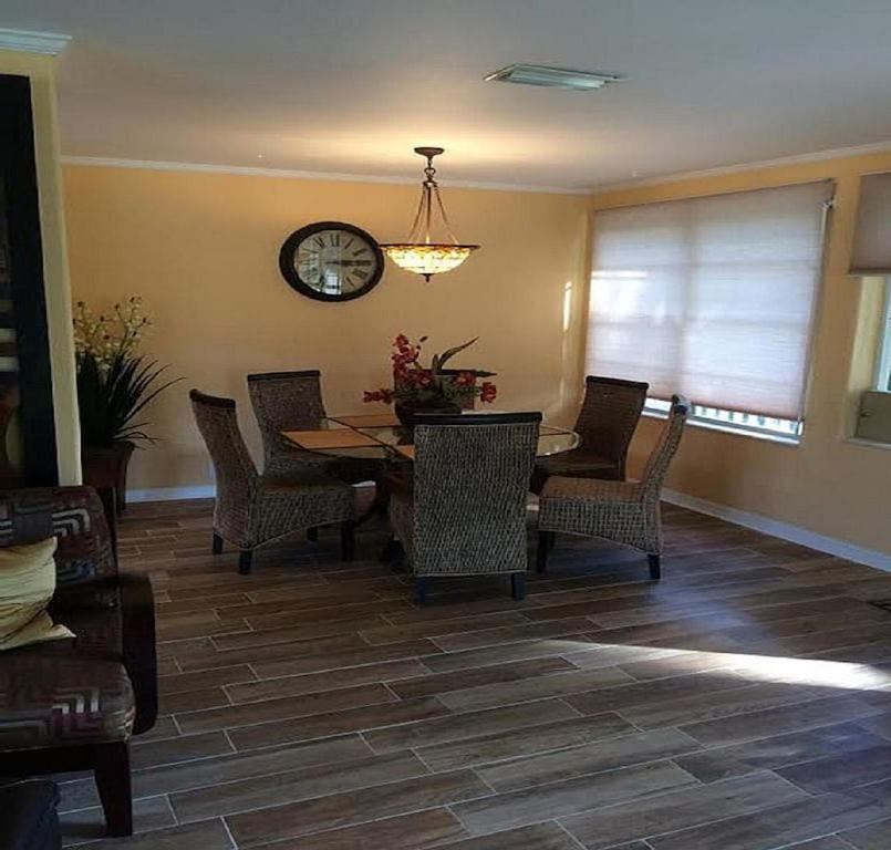 Spacious Beach House Unit,Beautifully Furnished 2 Bed 2Bath./2Min.Walk To Beach Clearwater Beach Exterior photo